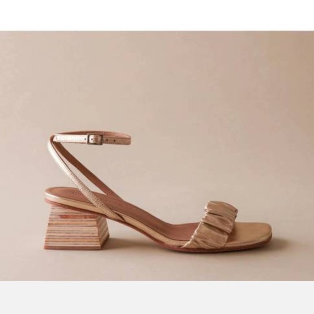 HUMA BLANCO Rosalinda Sandal in Gold Metallic Leather Ruched Block Heel Size 39
